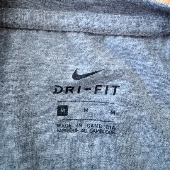 Nike NWOT Dri-Fit Short-Sleeve Cropped Pocket Tee (M) - Picture 3 of 8